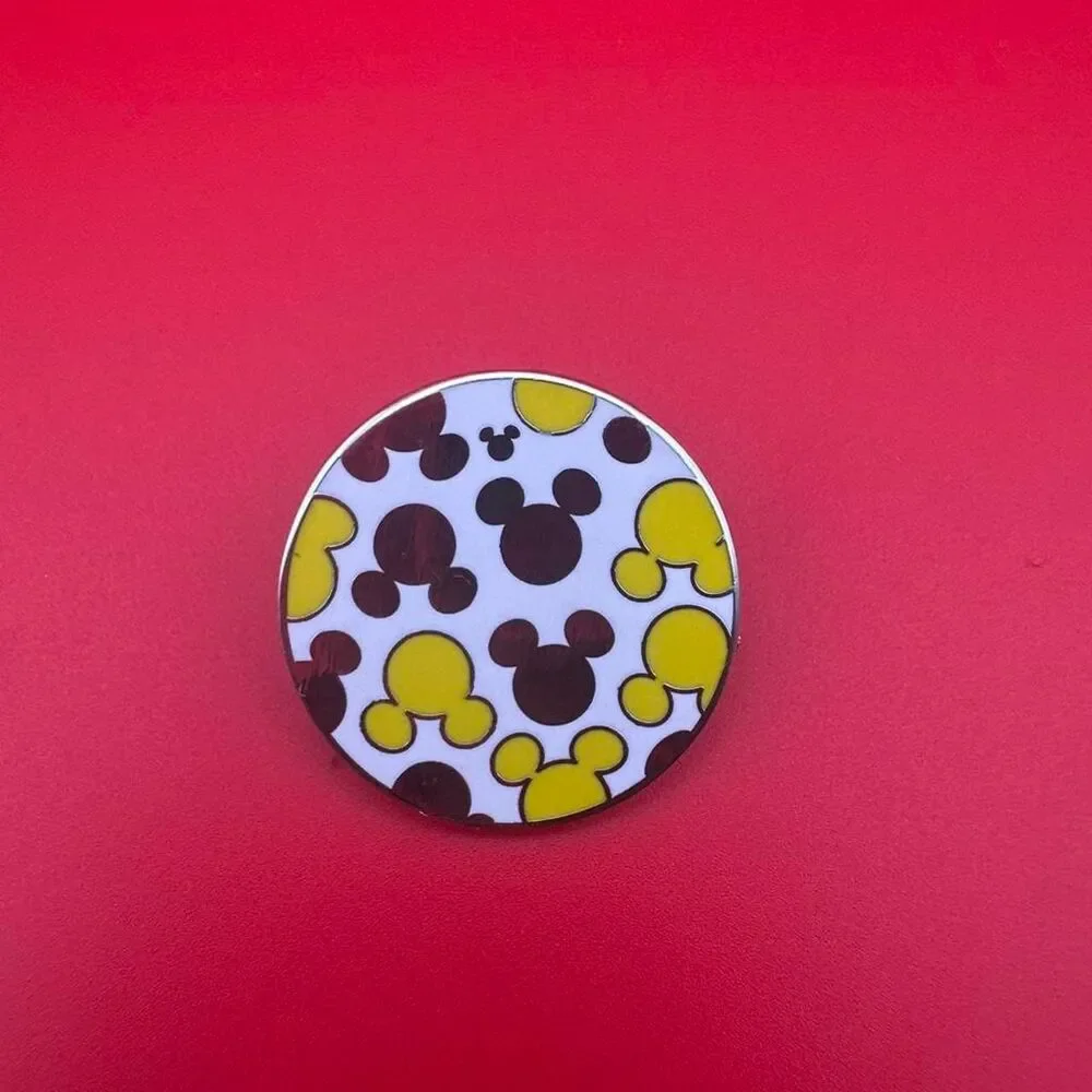 Disney Hidden Mickey (Cast Lanyard) pin